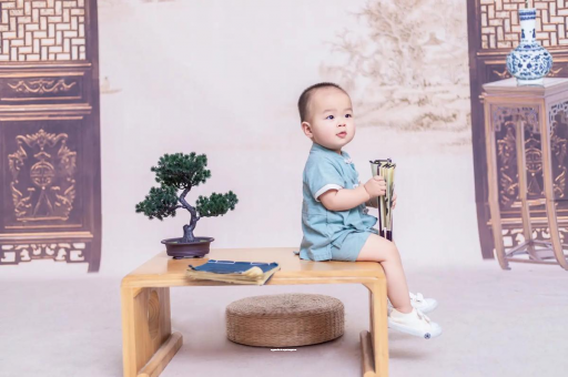 弥勒女宝宝换尿布