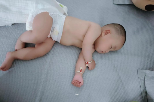 弥勒宝宝胳膊上起红疙瘩